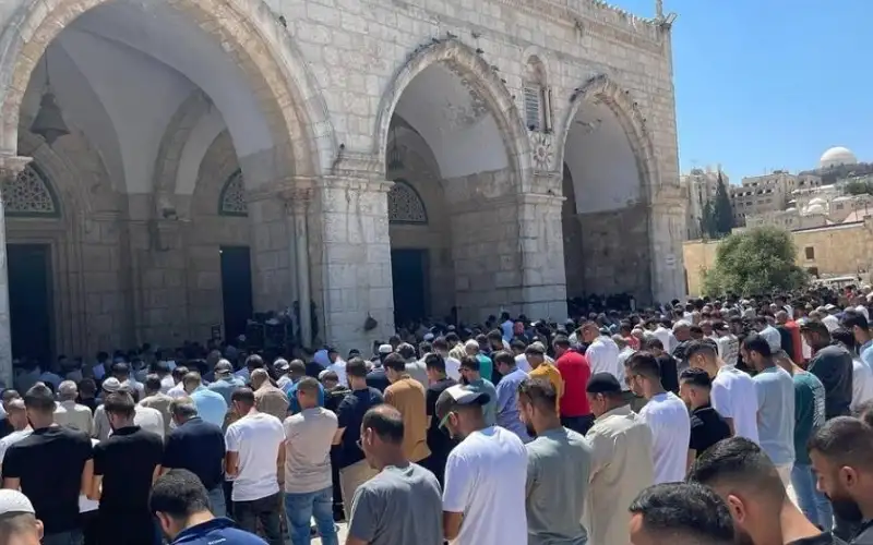 50 ألفا يؤدون صلاة الجمعة في