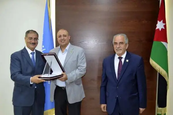 الحوراني يكرم عمداء عمان الأهلية ممن