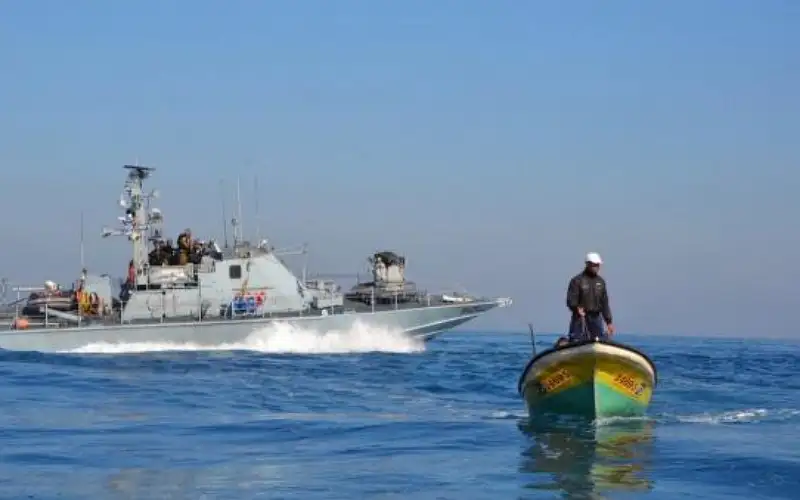 بحرية الاحتلال تستهدف الصيادين في بحر