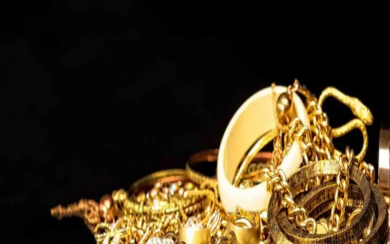 توزع الذهب احتفالا بطلاقها