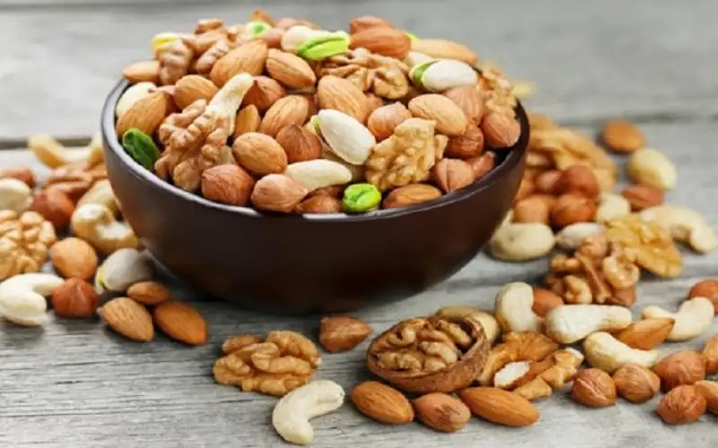 طبيب يحدد فوائد المكسرات لكبار السن