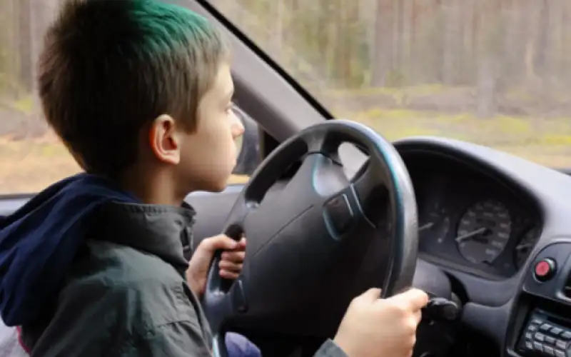 ضبط حدث يقود مركبة في شرق