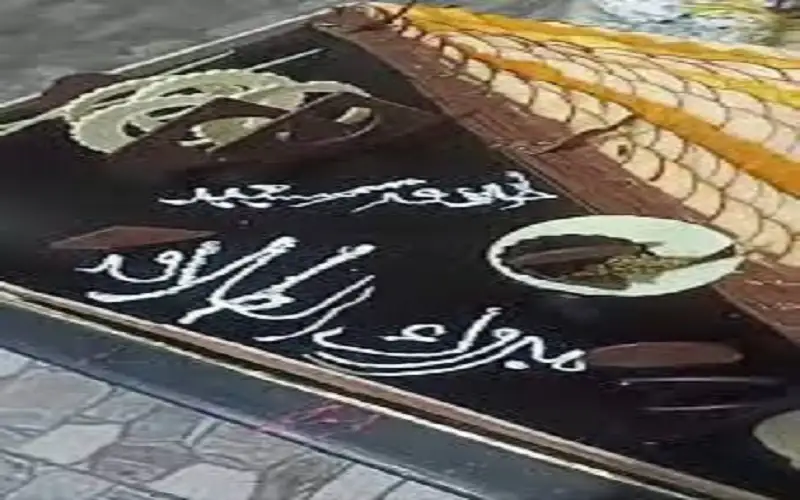 سيدة توزع الذهب احتفالا بطلاقها.. صورة