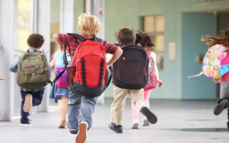 تعرفي على مخاطر حقيبة الظهر المدرسية