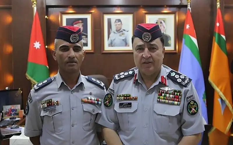 مدير الدفاع المدني يكرم أحد الضباط