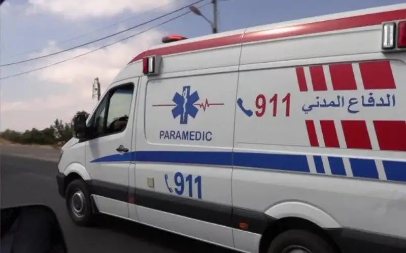 إصابتان بتصادم شاحنة مع مركبة متوقفة