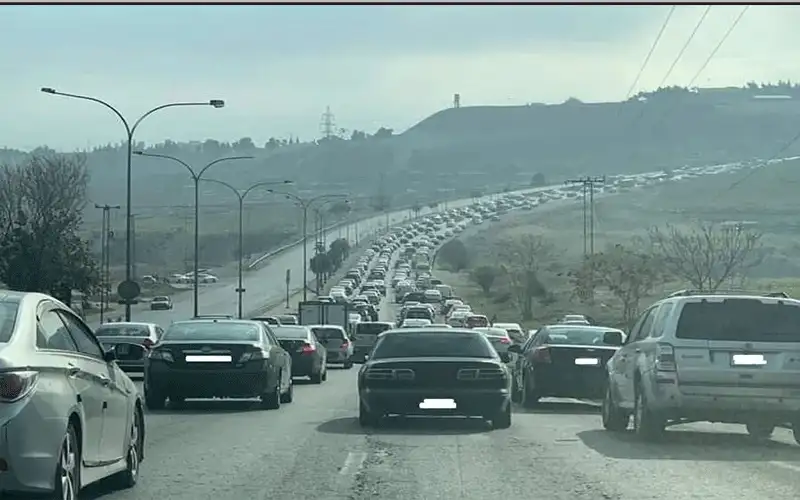 أزمة مرورية جراء تصادم 5 مركبات