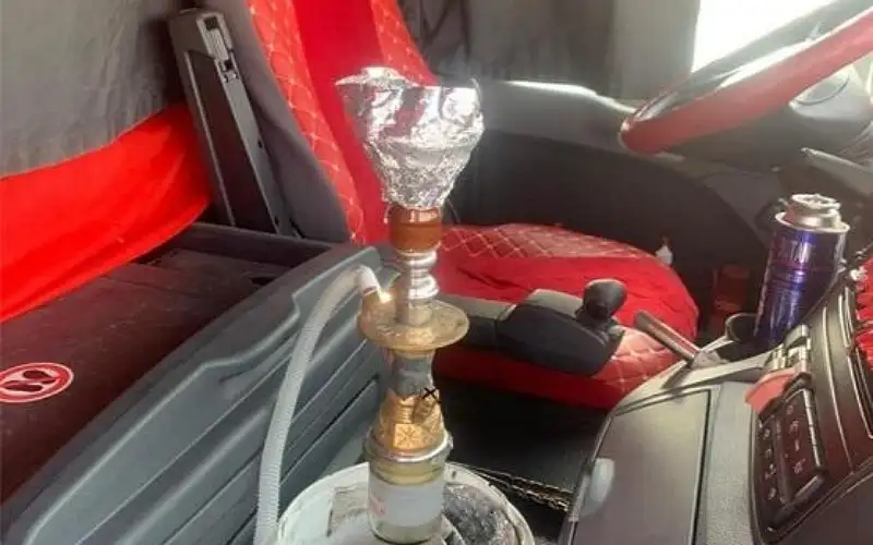 ضبط سائق مركبة يدخن الأرجيلة على