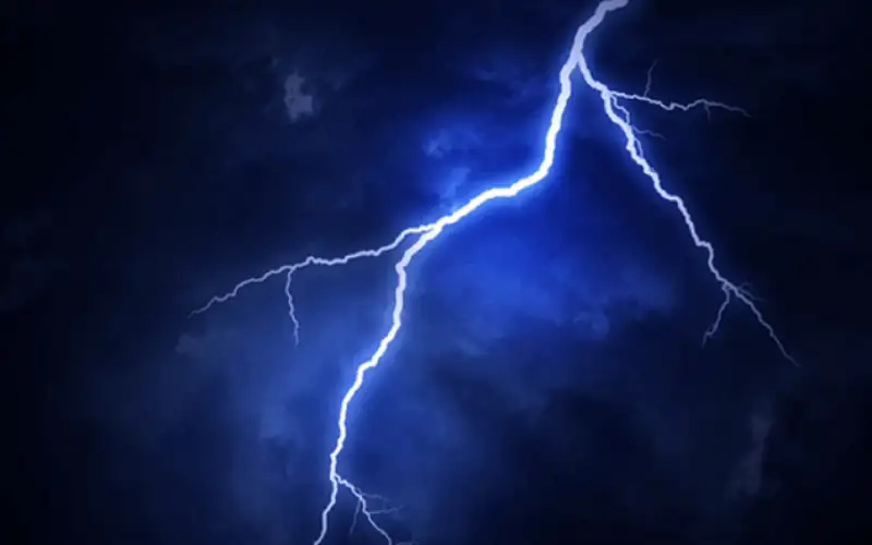 في حالة نادرة .. رجل يصعقه