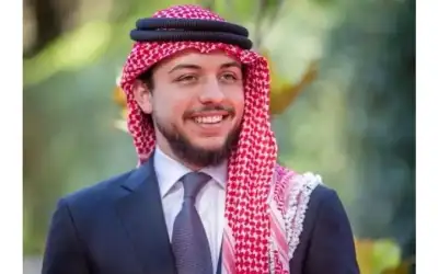 ولي العهد يطمئن على صحة طالب