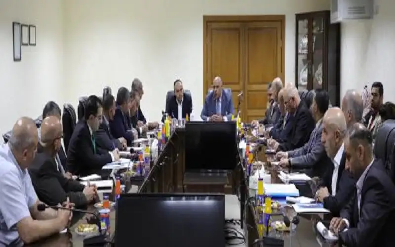 الناصر: أكثر من نصف العاملين بالحكومة