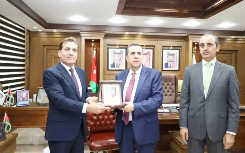 رئيس البلقاء التطبيقية: قرارات للتخفيف من