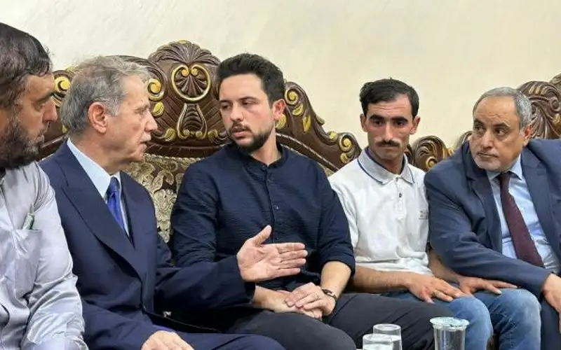 ولي العهد يعزي أهالي معان بوفاة