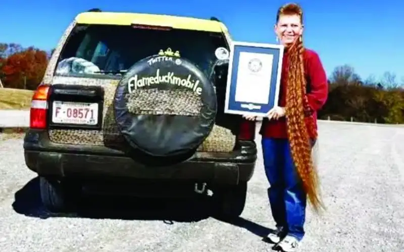 أمريكية تسجل رقما قياسيا بأطول تسريحة