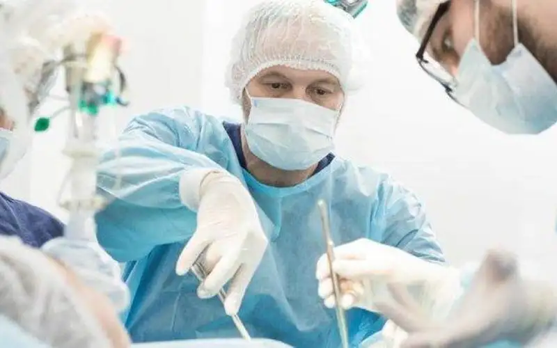 الطبيبات أم الأطباء.. من الأمهر بإجراء