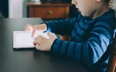 دراسة: الشاشة تؤخر النمو لدى الأطفال
