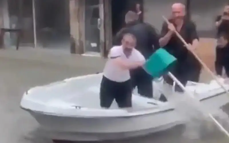 مدينة تركية تغرق بالأمطار الغزيرة