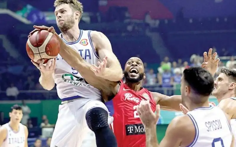 إيطاليا تبلغ ربع نهائي كأس العالم