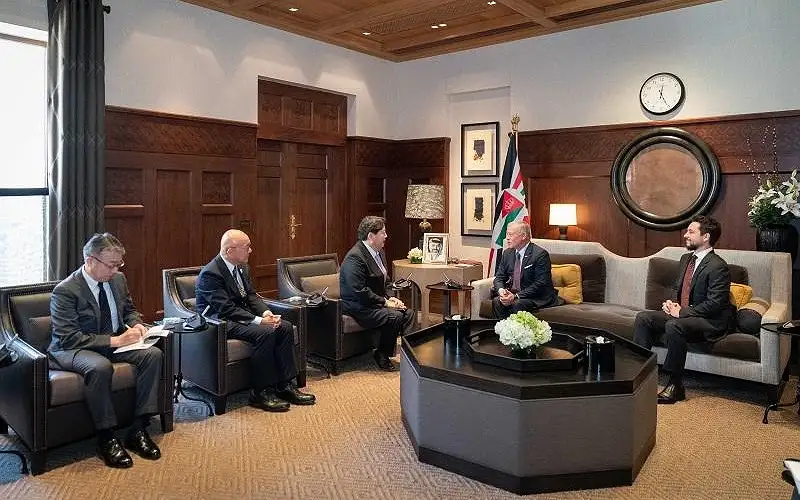 الملك يستقبل وزير الخارجية الياباني