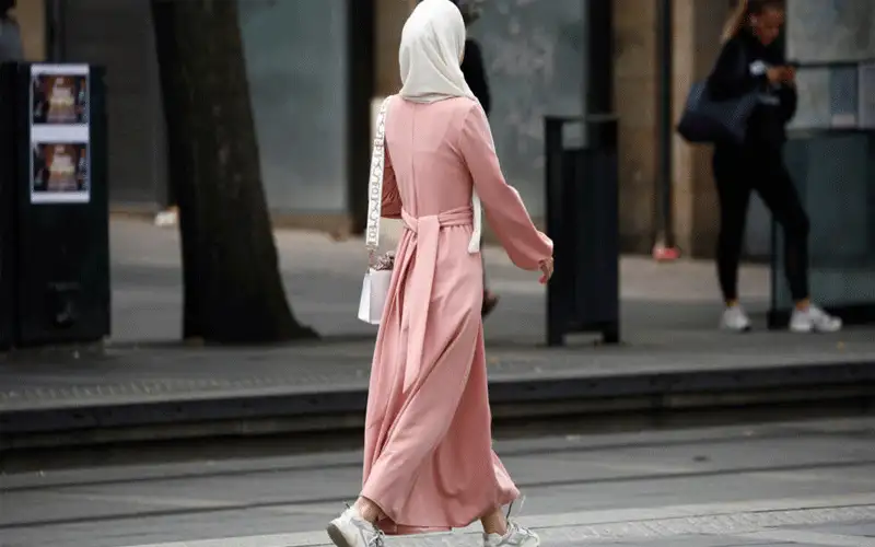 العباءة في المدارس تعيق مبادئ الجمهورية