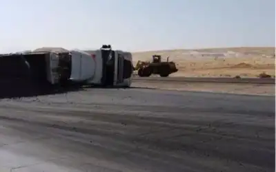 تدهور مركبة شحن يغلق طريق الأزرق
