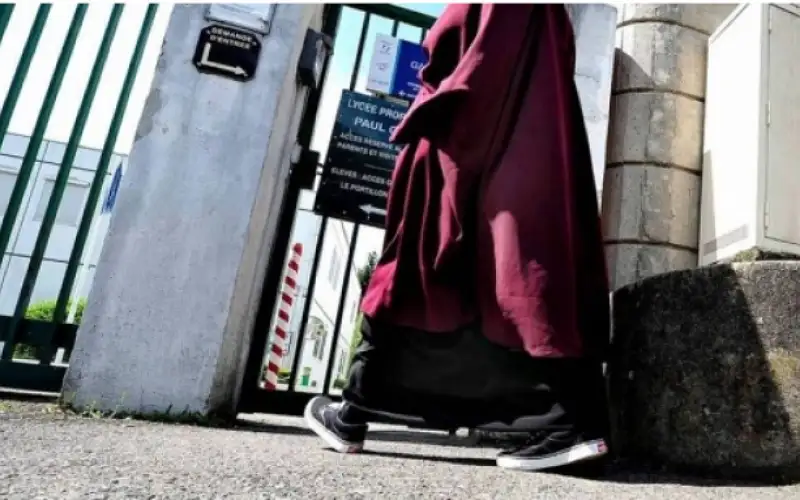 مدارس فرنسية تعيد فتيات ارتدين العباءة