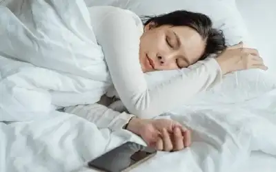 طبيبة توضح أهمية النوم الجيد