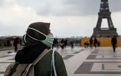 الطالبات المسلمات بفرنسا يتحدين حظر العباءة..