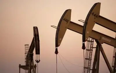 أسعار النفط تصعد بعد تمديد السعودية