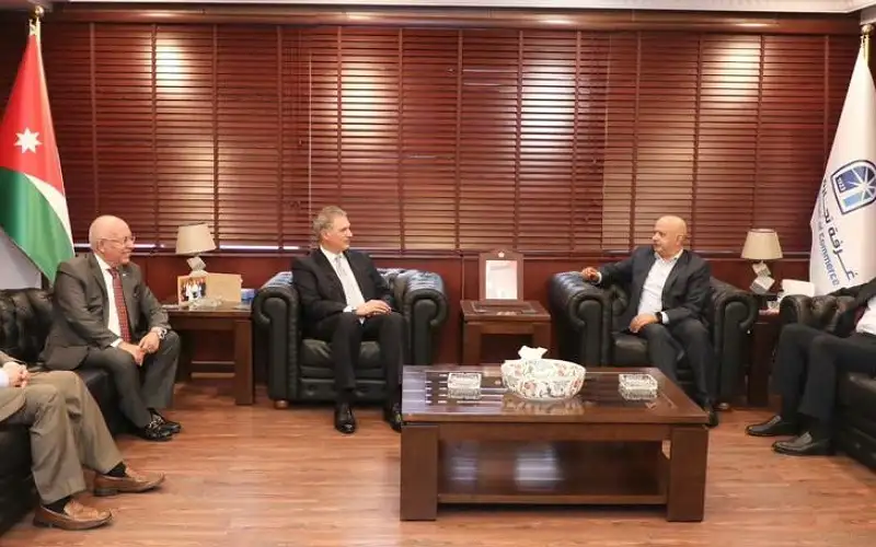 تجارة عمان تؤكد ضرورة تعزيز علاقات