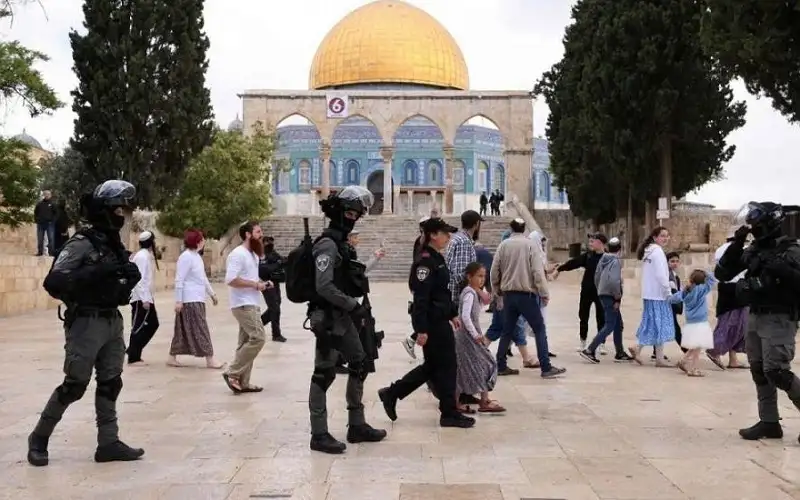 عشرات المسـتوطنين يقتحمون الاقصى
