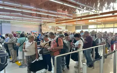 طائرة سياح فرنسية تحط في مطار