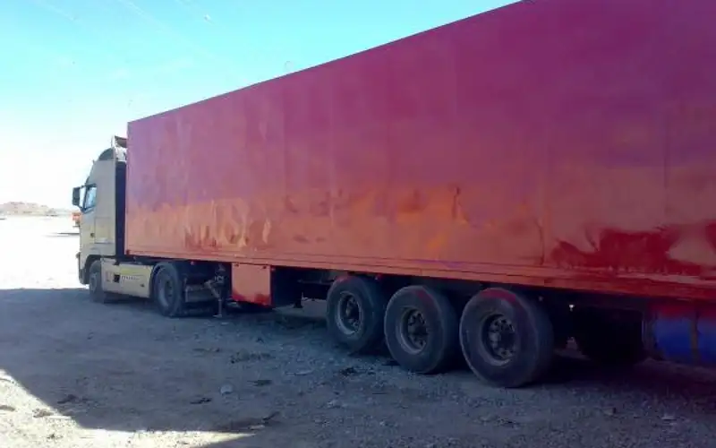 حدث يقود تريلا على طريق الموقر