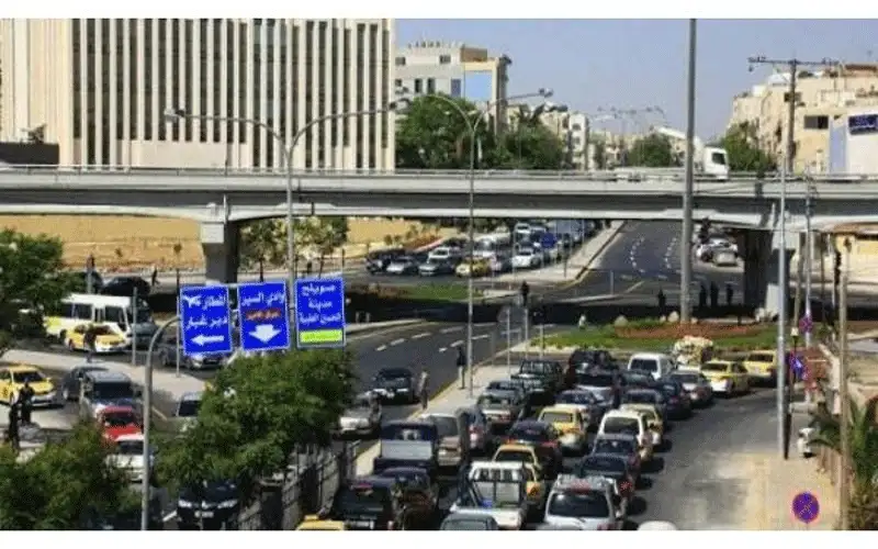 تعطل مركبة أعلى جسر النهضة باتجاه