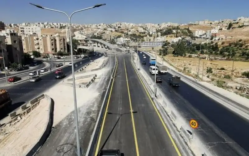 تحويلة جديدة على اتوستراد الزرقاء لتركيب