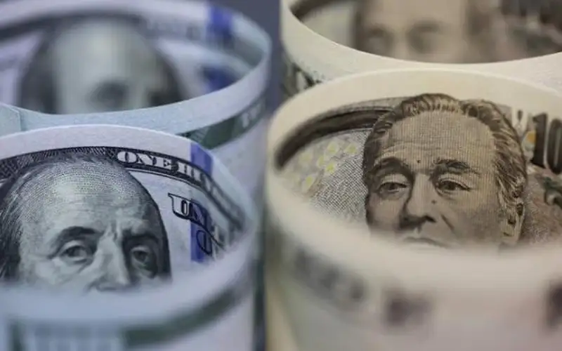 الدولار يتسيد أسواق العملات والين عند