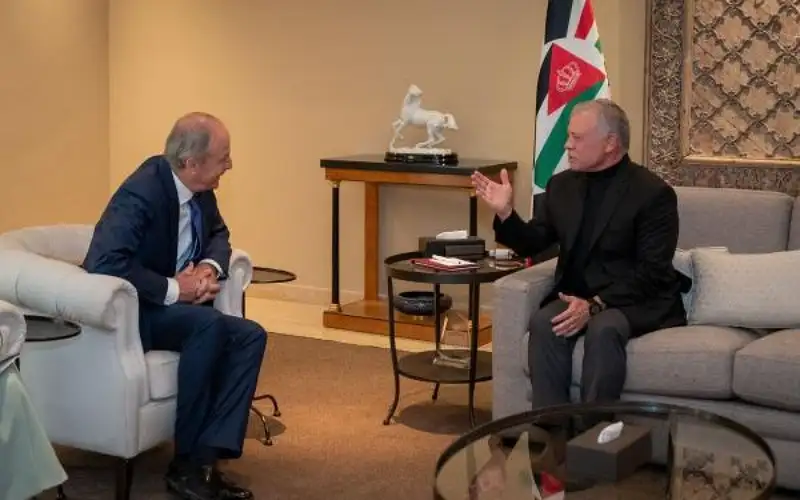 الملك يستقبل وزير الخارجية الايرلندي ويبحثان