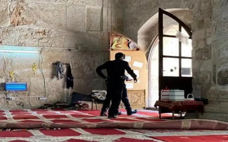 قوات الاحتلال تقتحم مصلى باب الرحمة