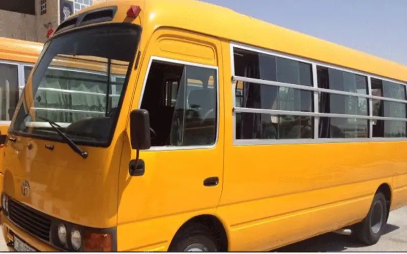 حالته حرجة .. باص مدرسة يدهس