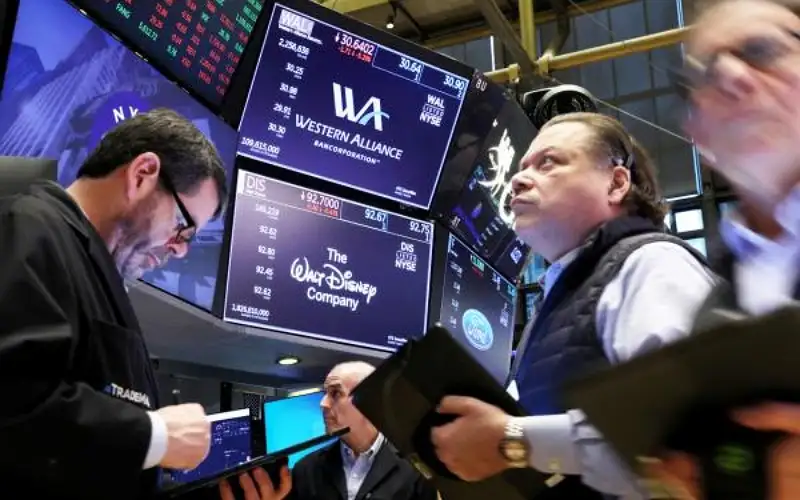 تأرجح الأسهم العالمية والأنظار على الفائدة