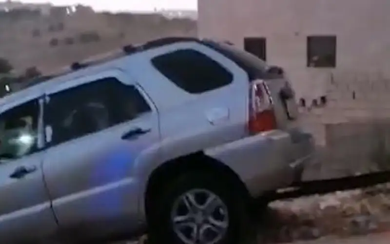 تدهور مركبة في منطقة طبربور ولا