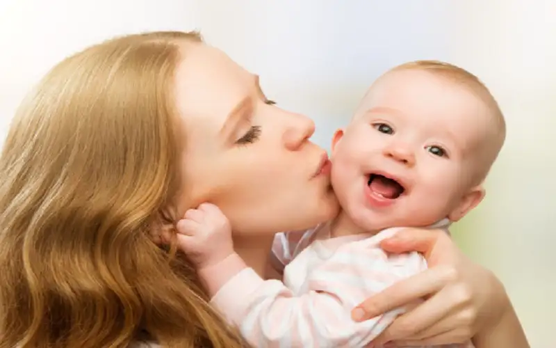 استشارى يحذر من تقبيل الأطفال