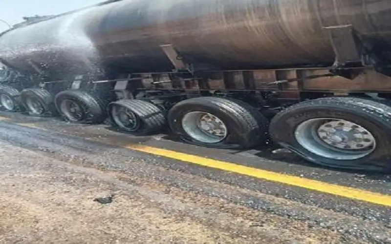 إصابة سائق بتدهور صهريج ديزل على