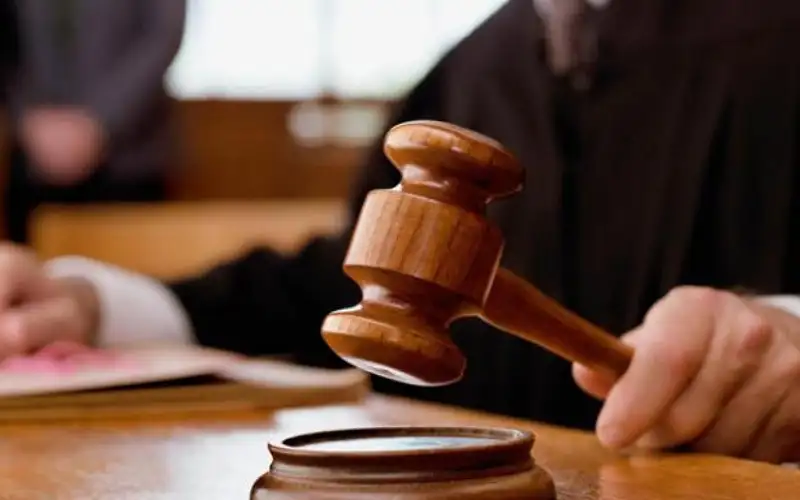 الحبس لـ فتى ملثم أحرق مركبتين