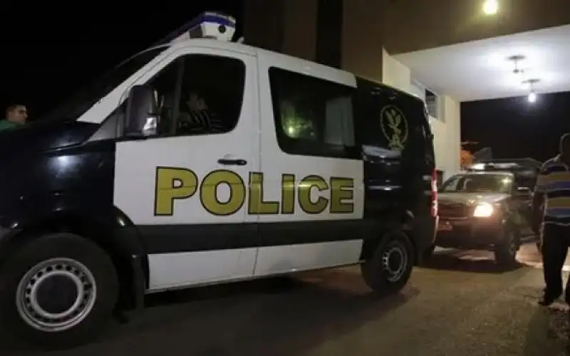 شاب مصري يقتل والده طعنا بالسكين