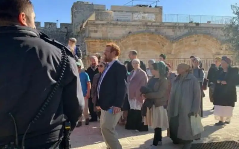 بقيادة المتطرف .. عشرات المستوطنين يقتحمون