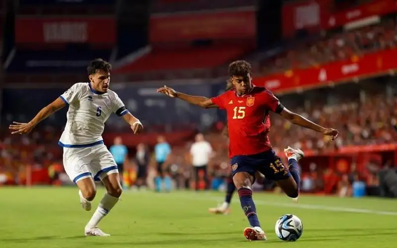 يامال يدون رقما قياسيا جديدا بقميص