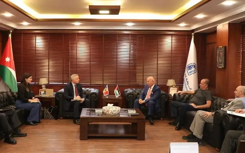 تجارة عمان تبحث تعزيز العلاقات التجارية