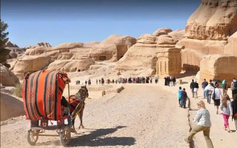 %87 من فرص عمل القطاع السياحي