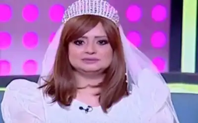 مذيعة مصرية تقدم برنامجها بفستان زفاف..